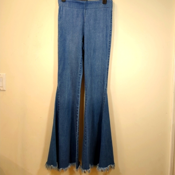 Blank Paige Women's Bell Bottom Jeans with Frayed Hem , Size M - Picture 1 of 7